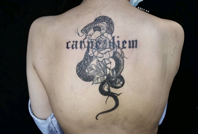 蛇与玫瑰纹身图片_背部New School纹身图案