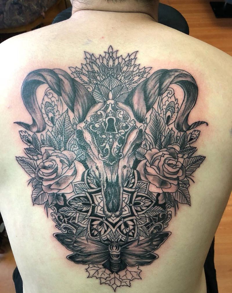 后背羊头加梵花纹身图片