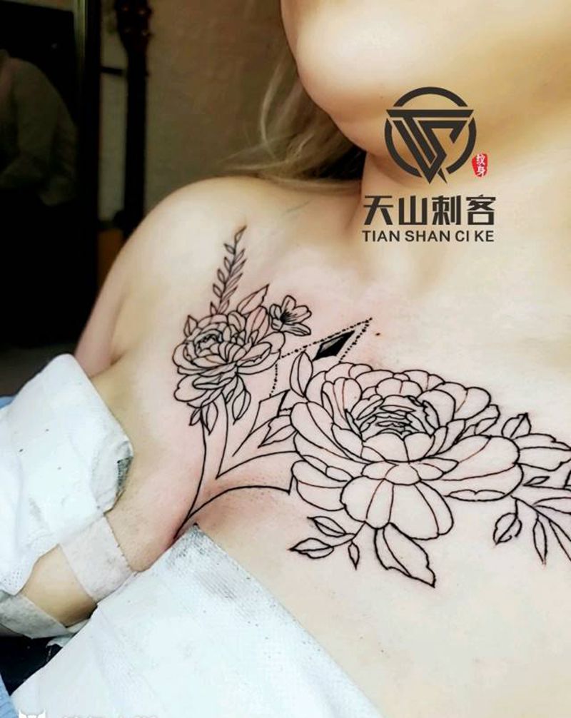 素花花胸纹身图片_胸部几何纹身图案