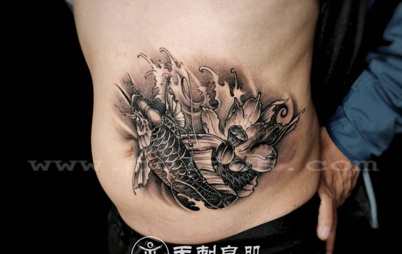 鱼—锦鲤荷花纹身图片_腹部新传统鱼纹身图案