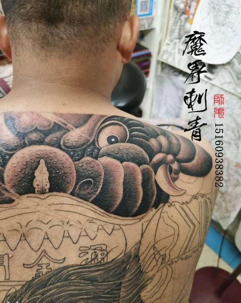 满背张顺纹身图片_背部新传统满背张顺水浒人物满背黑灰纹身图案