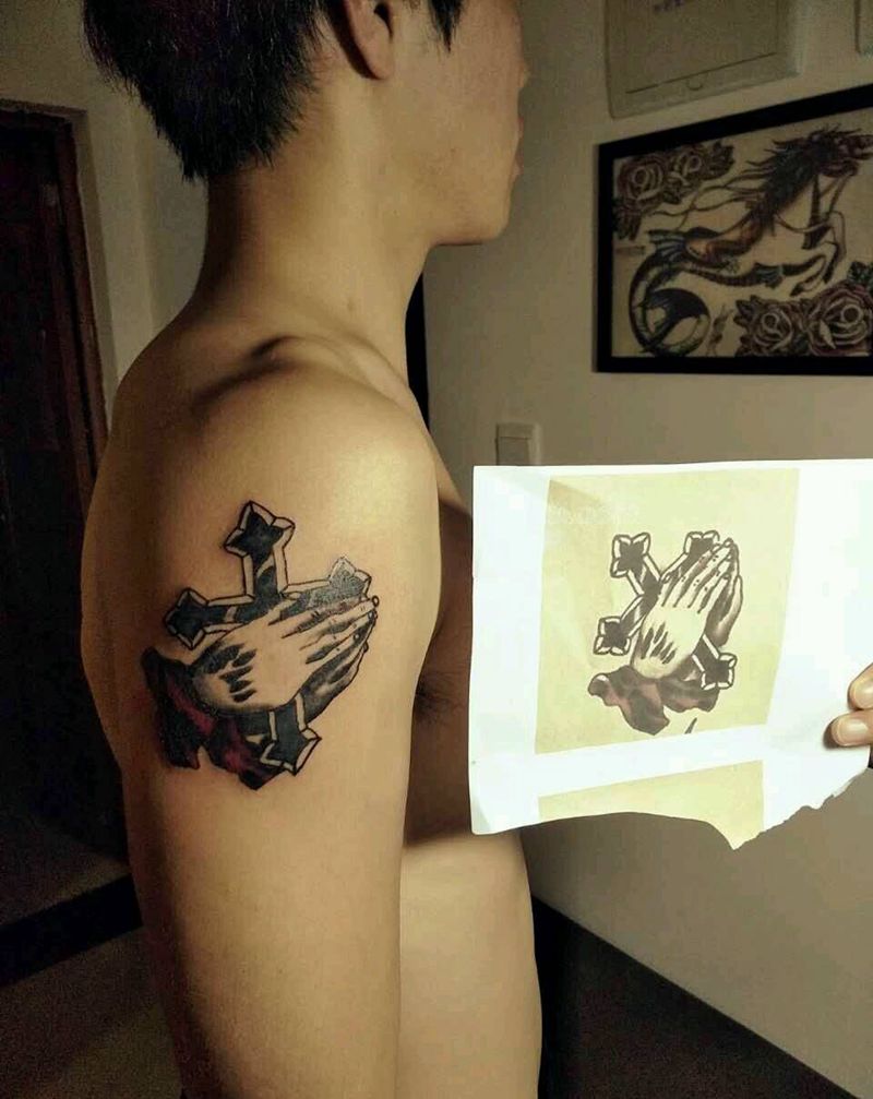 old手捧十字架纹身图片