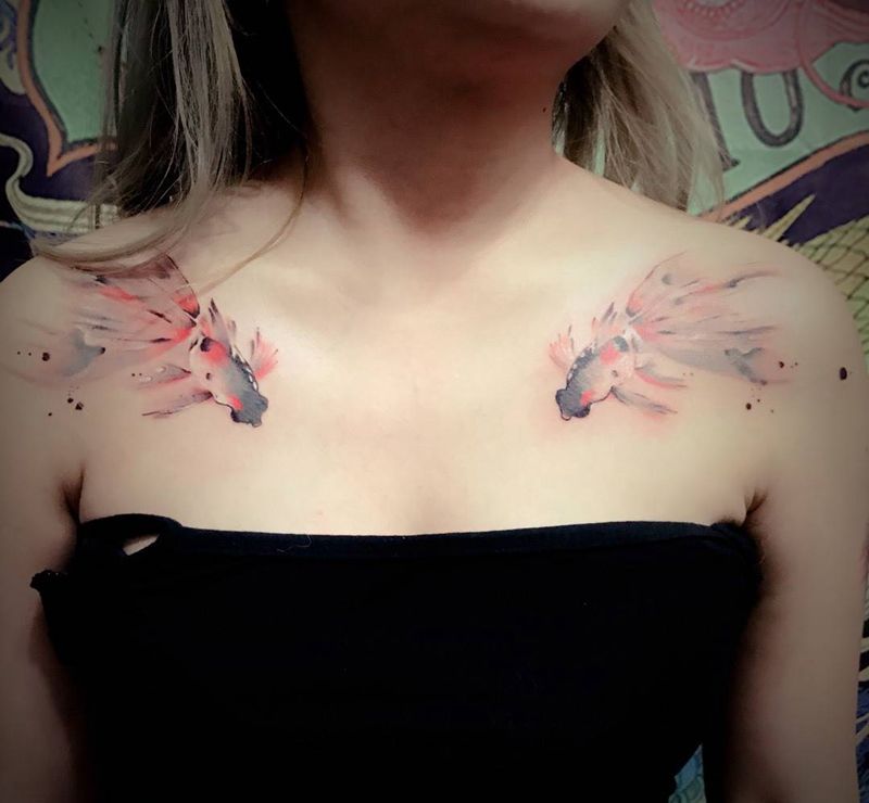 肩花·泼墨鱼纹身图片_肩部清新动物彩色水墨纹身图案