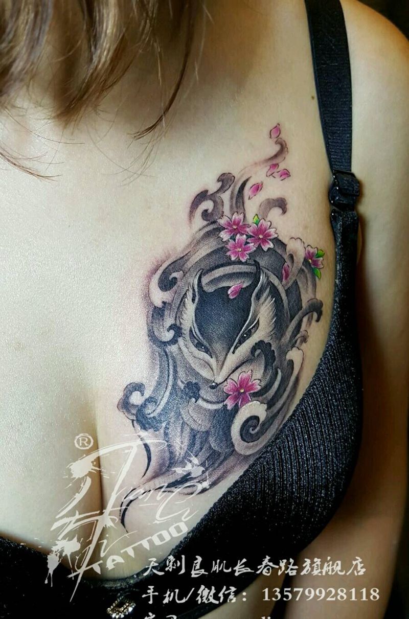 胸部狐狸纹身作品纹身图片