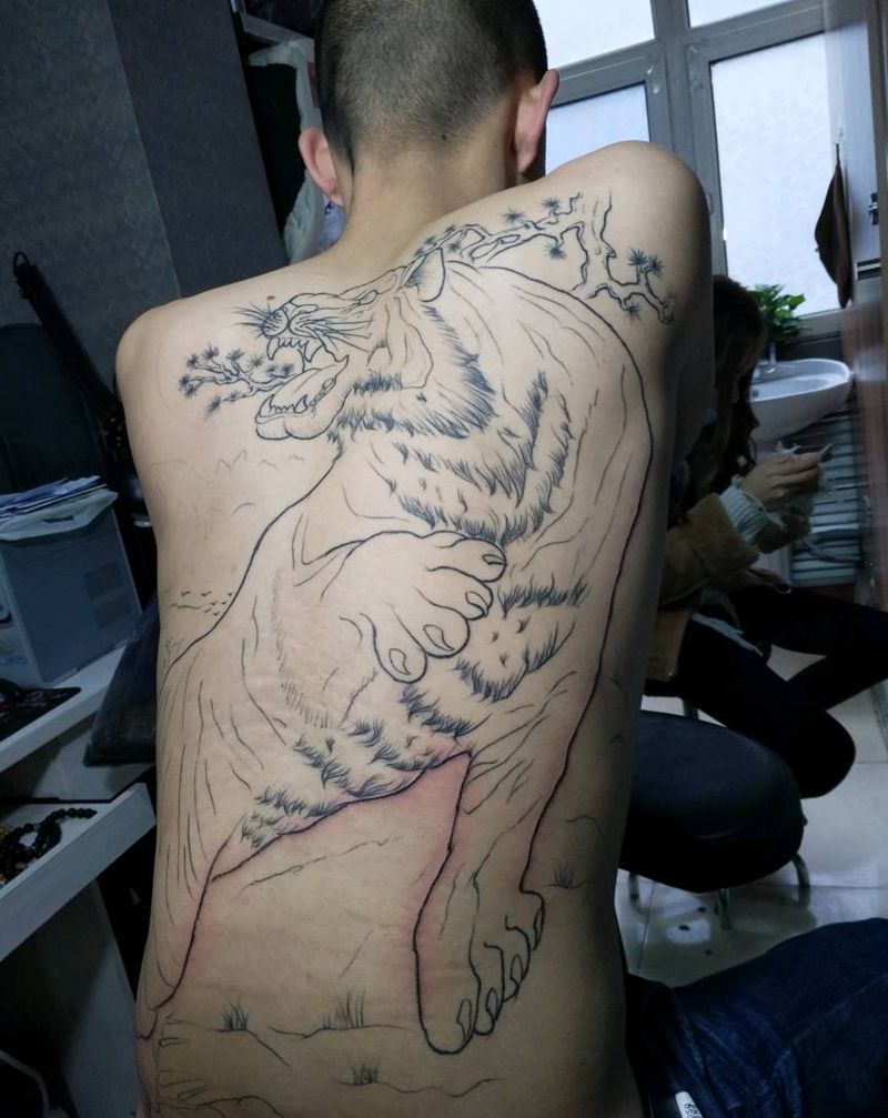 满背上山虎纹身图片_背部老传统纹身图案