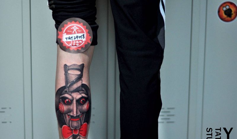 《电锯惊魂》纹身图片_腿部Old School纹身图案