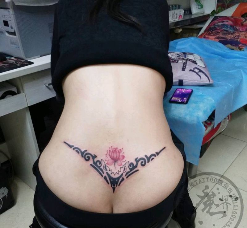 后腰图腾加莲花纹身图片_腰部背部图腾荷花后腰图腾纹身图案