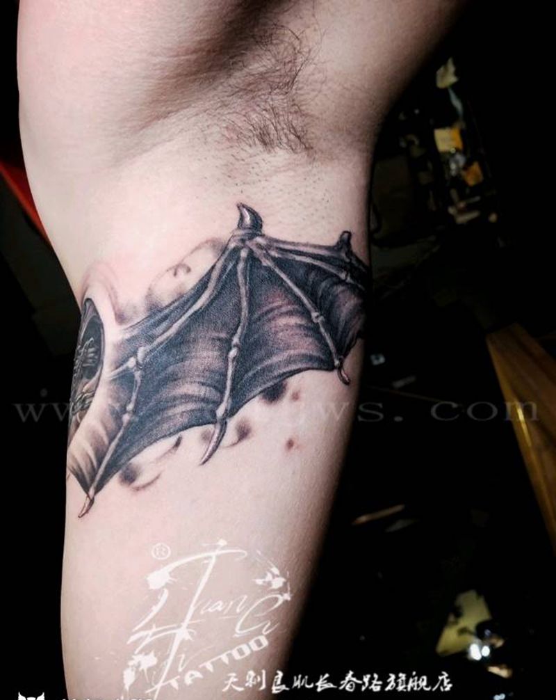 天使与恶魔纹身图片_手臂欧美写实新传统纹身图案