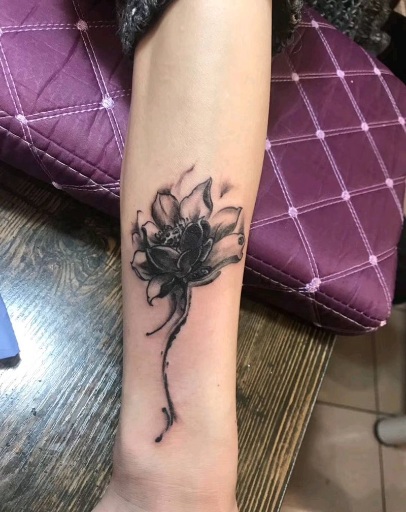 荷花纹身图片_手臂纹身图案