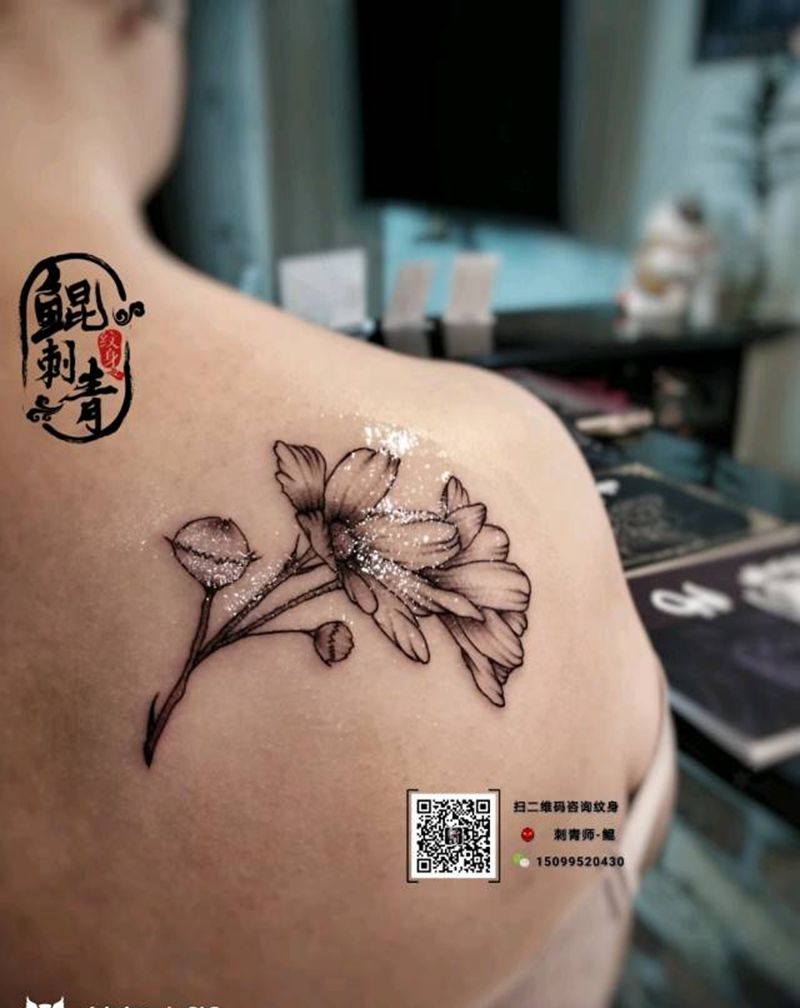 素花纹身图片_背部点刺纹身图案