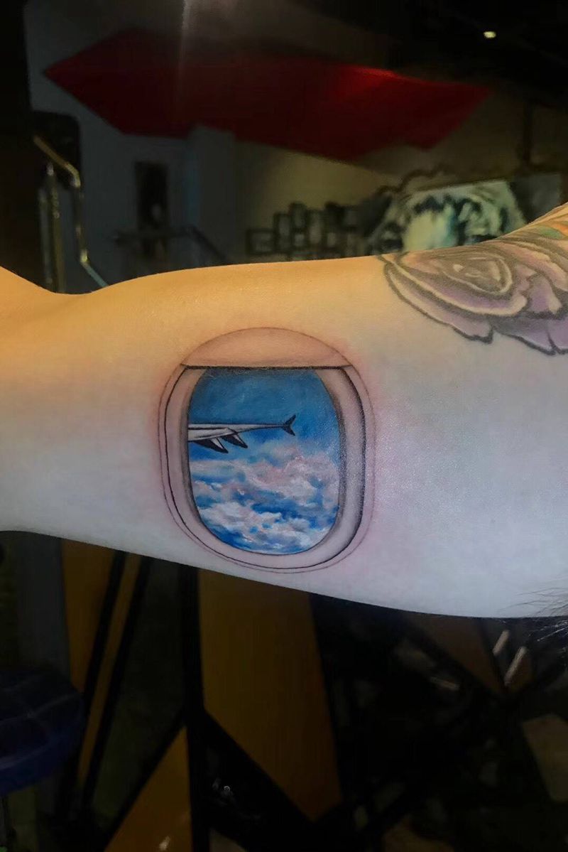 飞机窗口纹身图片_成品手臂写实清新彩色纹身图案