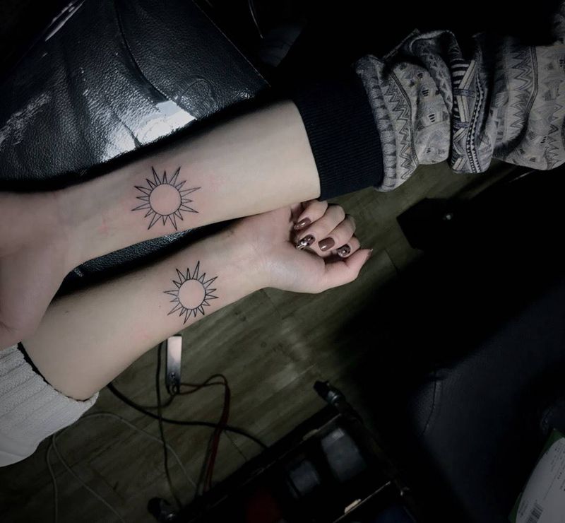 情侣小太阳纹身图片