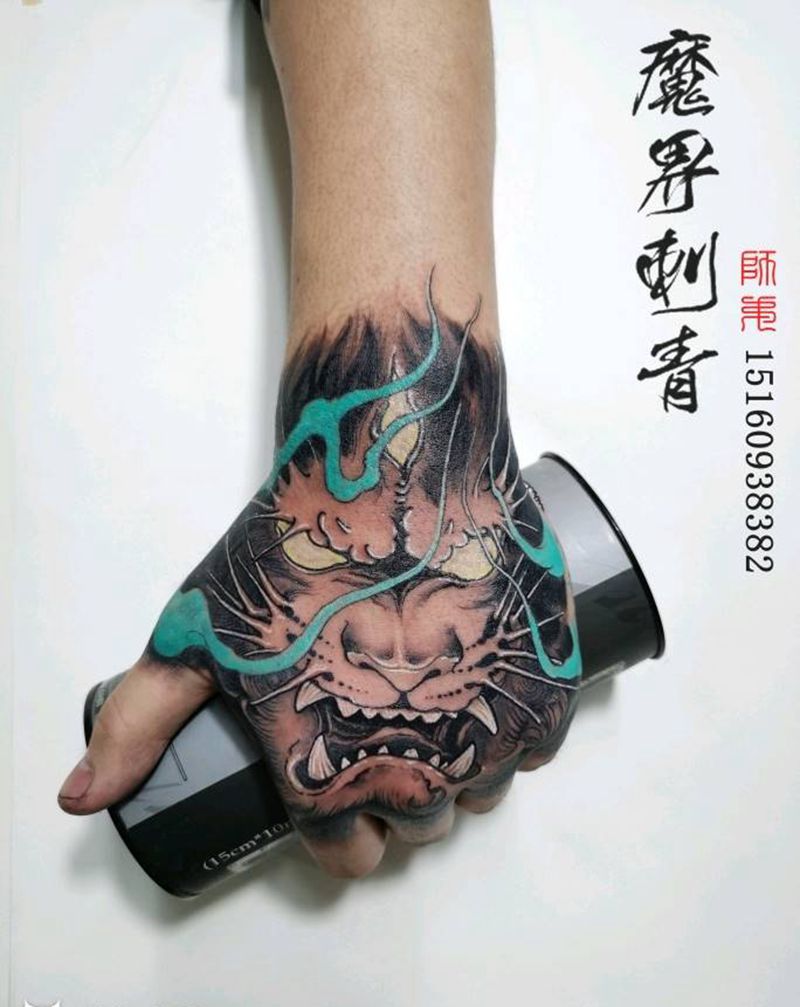 手背虎纹身图片_手部新传统老虎彩色手背虎纹身图案