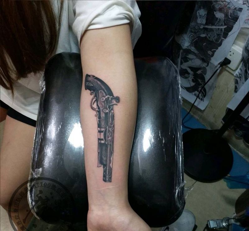 枪纹身图片_手臂欧美写实纹身图案