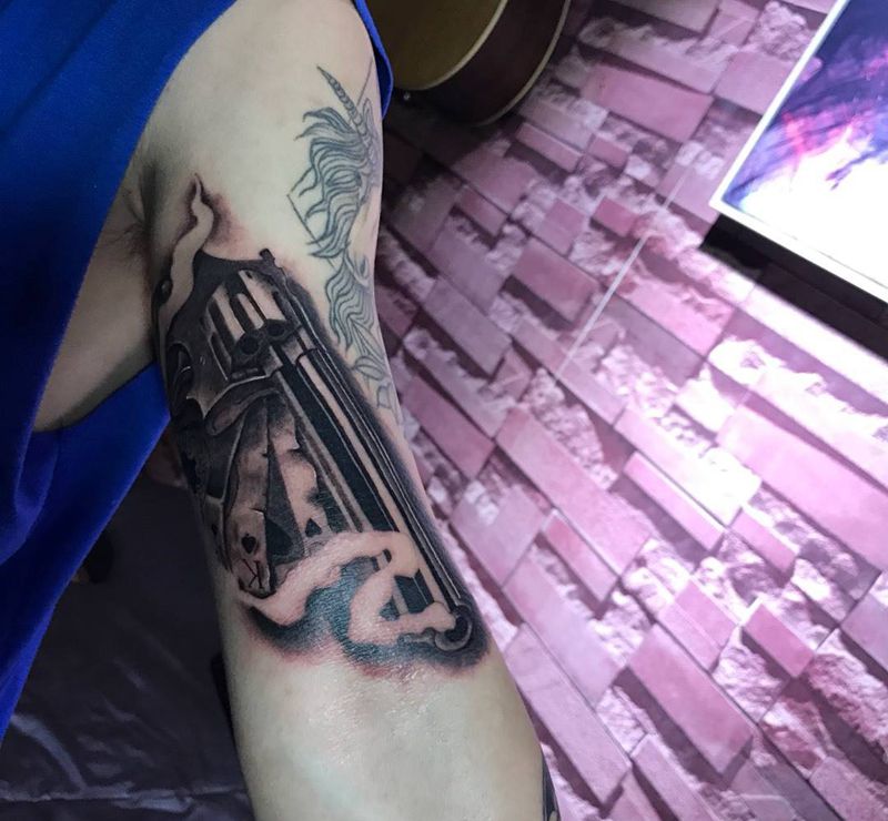 枪与扑克纹身图片