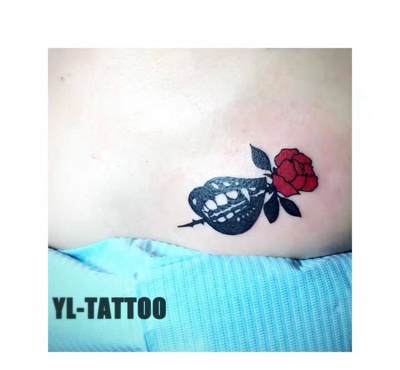 尖牙与玫瑰纹身图片_欧美胸部成品纹身图案
