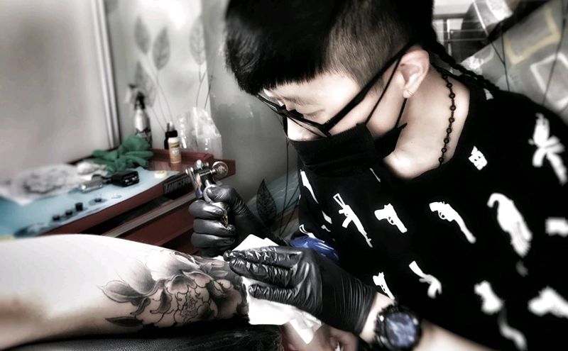 刺青师ℓ鲲纹身图片_欧美人物简约插画纹身图案