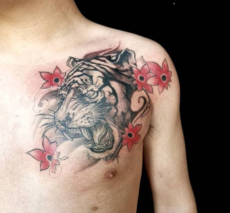 老虎纹身图片_胸部新传统枫叶纹身图案