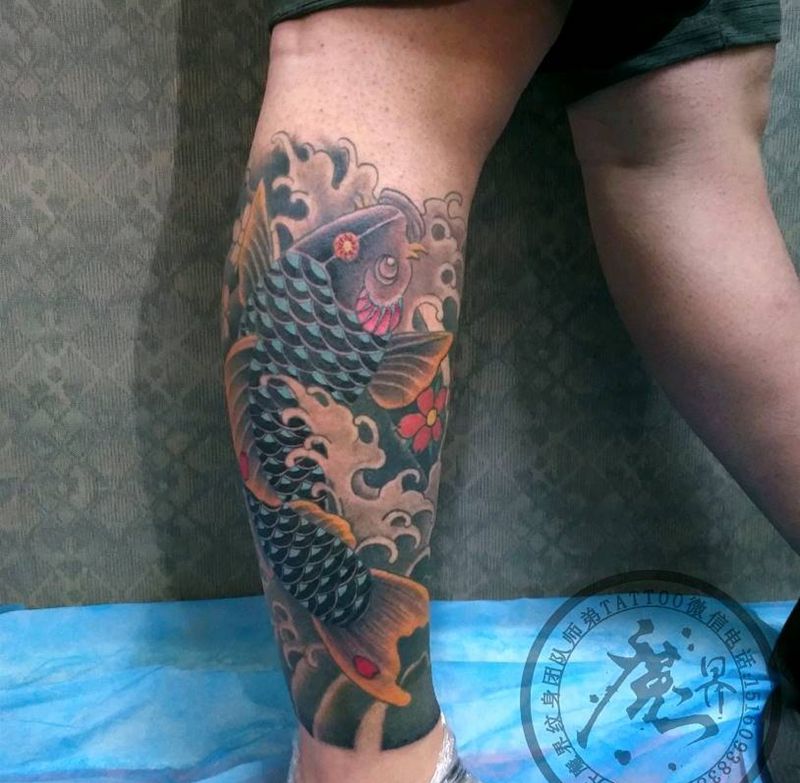 日式传统纹身图片_腿部老传统日式老传统彩色鱼纹身图案