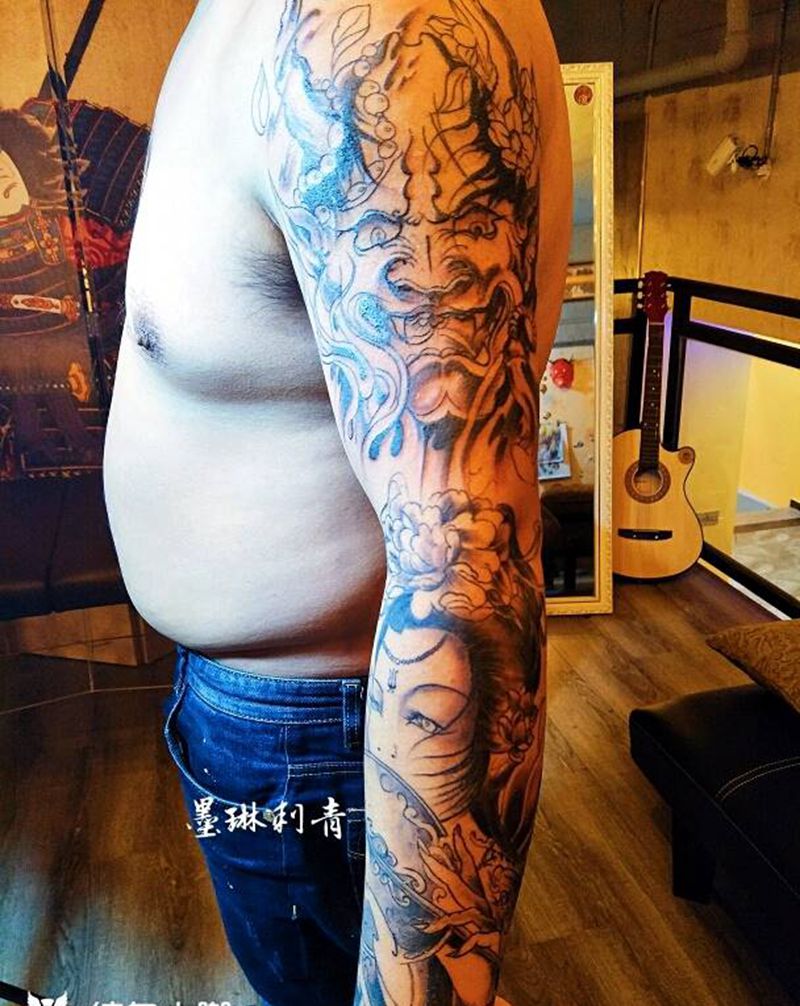 花臂底色铺完纹身图片