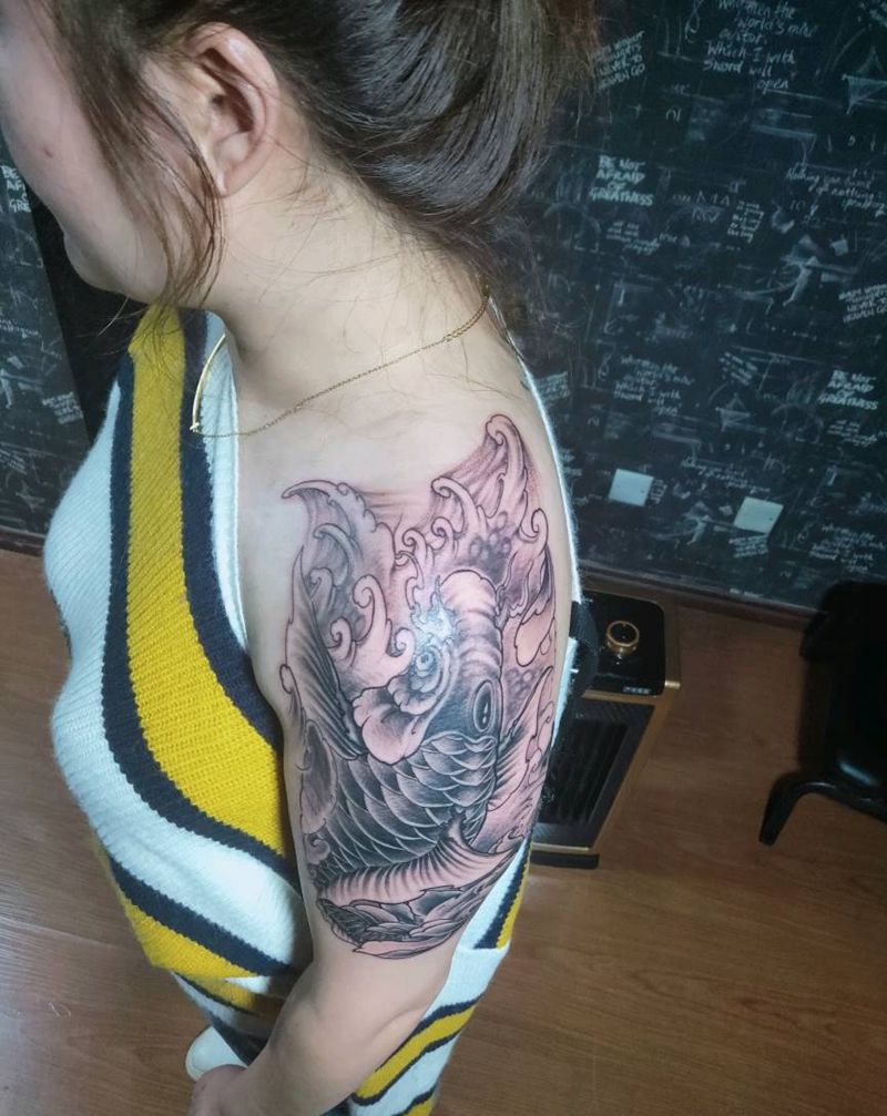 大臂锦鲤纹身图片_手臂新传统纹身图案