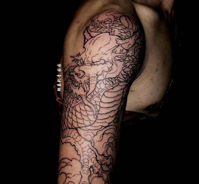 大臂龙纹身图片_老传统龙纹身图案
