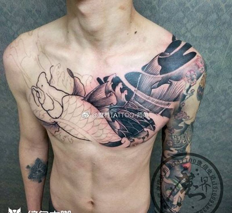花胸鱼（遮盖）纹身图片_胸部新传统纹身图案