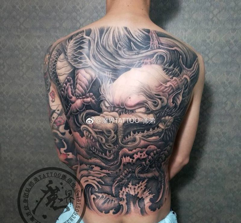 满背龙纹身图片_背部新传统龙，烈火风纹身图案