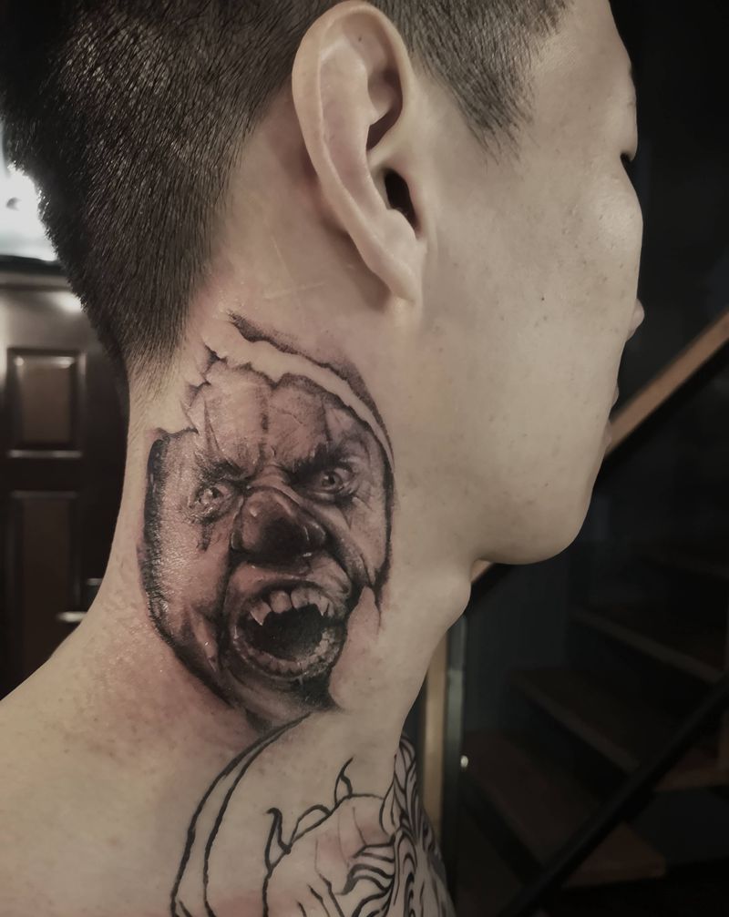 小丑纹身图片_颈部欧美写实纹身图案