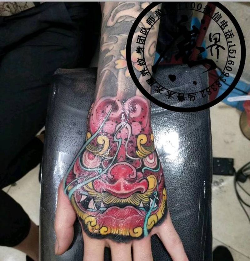 手背福狮纹身图片_手部传统动物原创成品纹身图案
