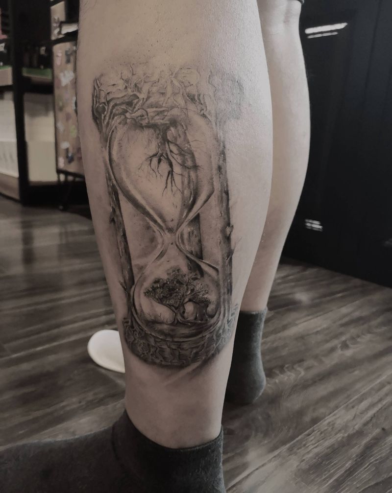 沙漏纹身图片_腿部欧美写实纹身图案