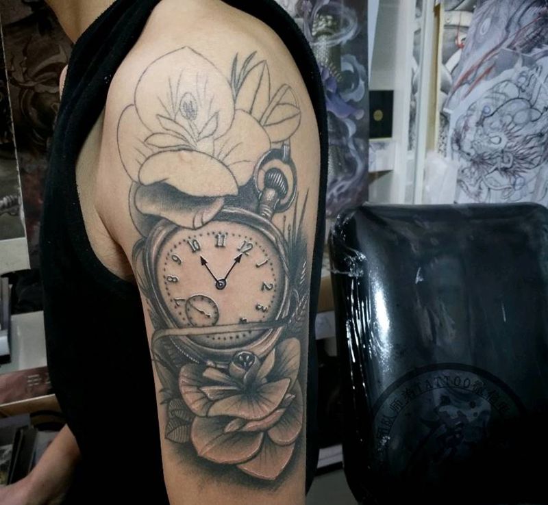 怀表纹身图片_肩部手臂欧美写实怀表纹身图案