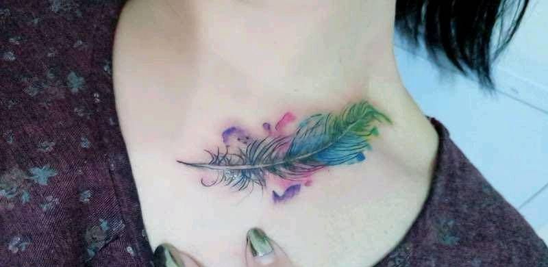 彩色羽毛纹身图片_颈部水彩纹身图案