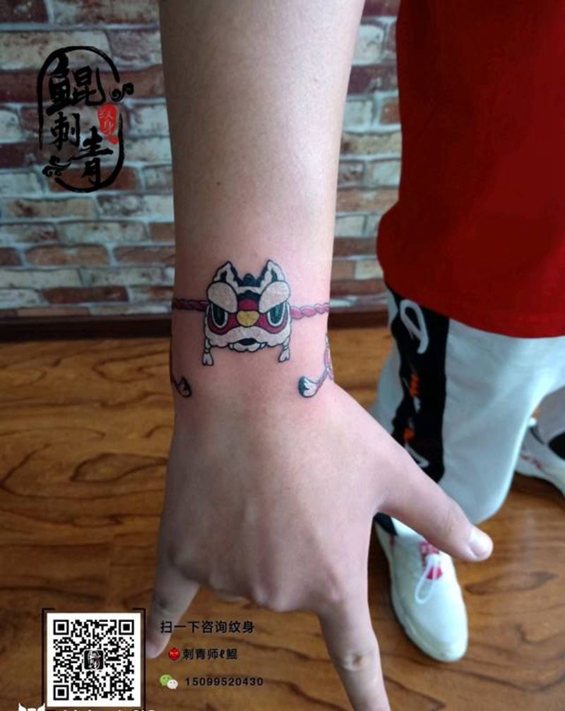 唐狮子腕环纹身图片_手部新传统纹身图案