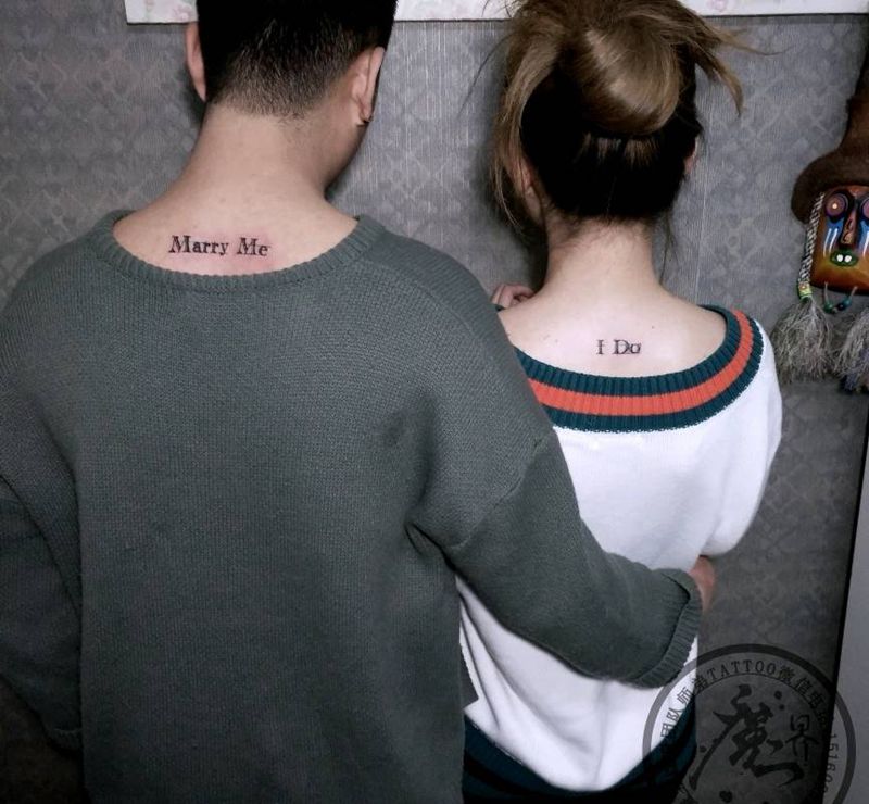 情侣纹身纹身图片_肩部颈部花体字小清新情侣 字母纹身图案