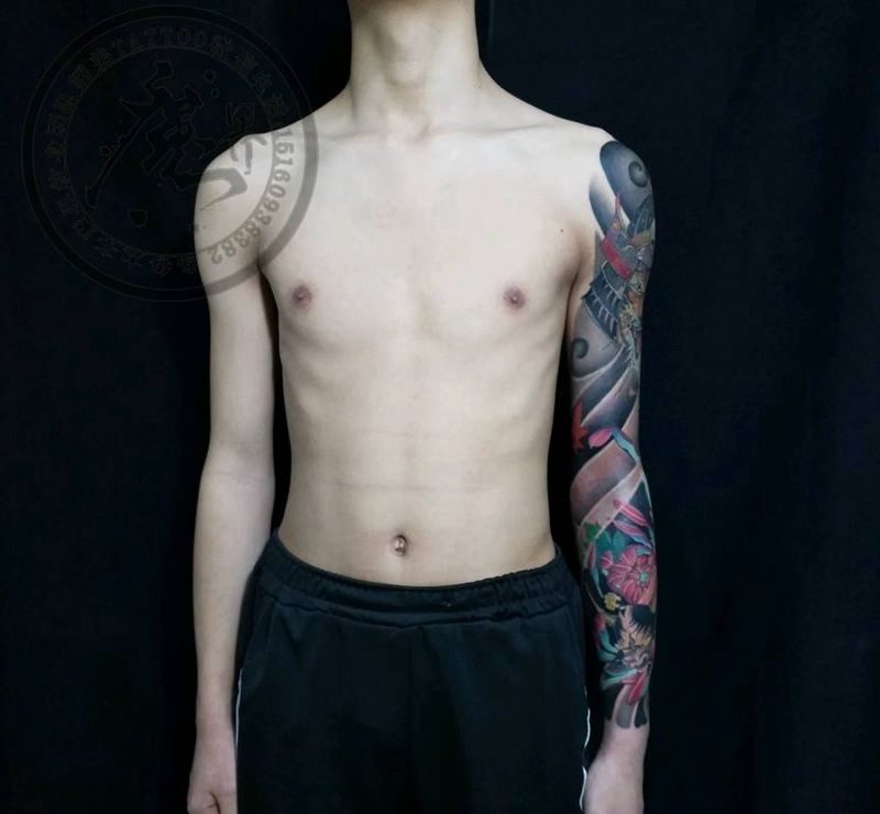 传统花臂纹身图片_手臂肩部新传统版雾花臂老虎菊花传统彩色纹身图案