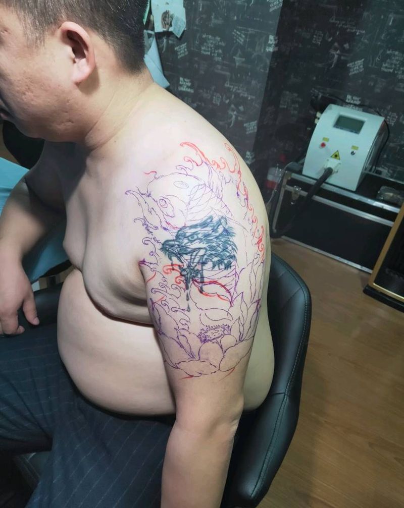 大臂锦鲤纹身图片_肩部手臂新传统纹身图案