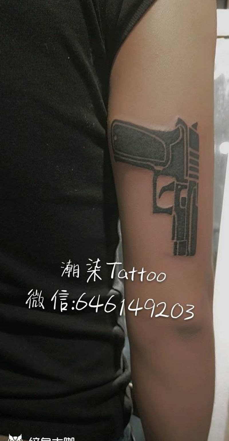 图腾手枪纹身图片