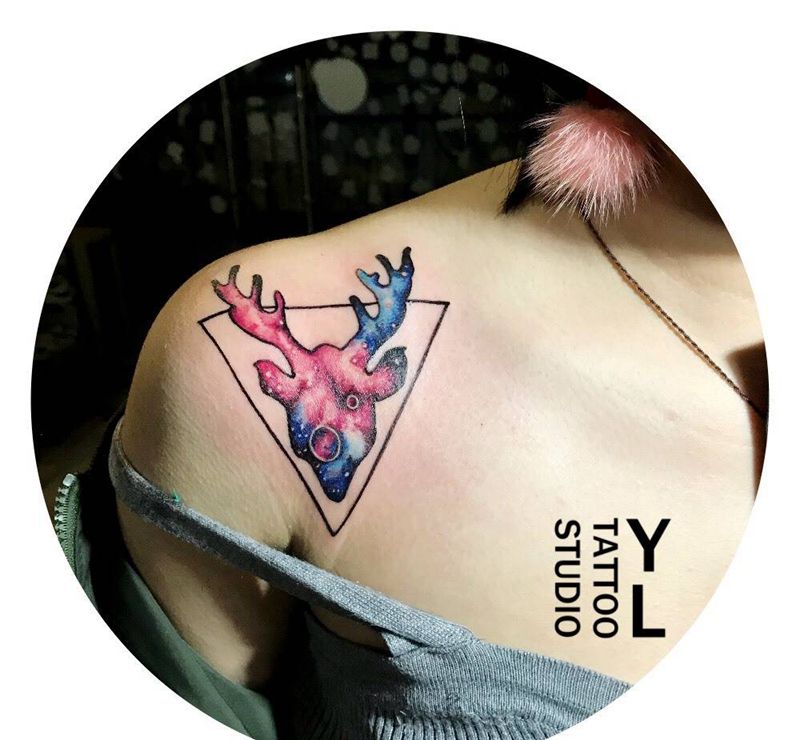 星空鹿纹身图片_成品肩部欧美纹身图案