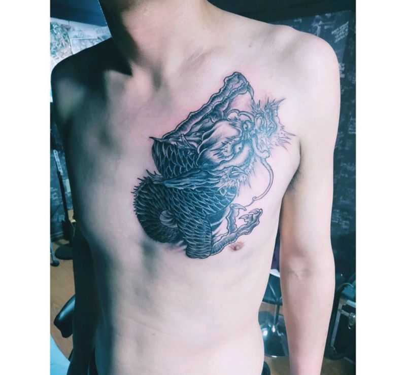 胸口盘龙纹身图片_胸部新传统纹身图案