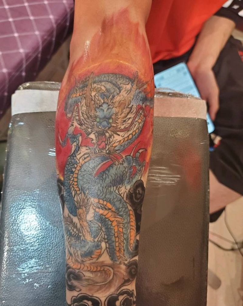 龙背景添加纹身图片_手臂新传统纹身图案