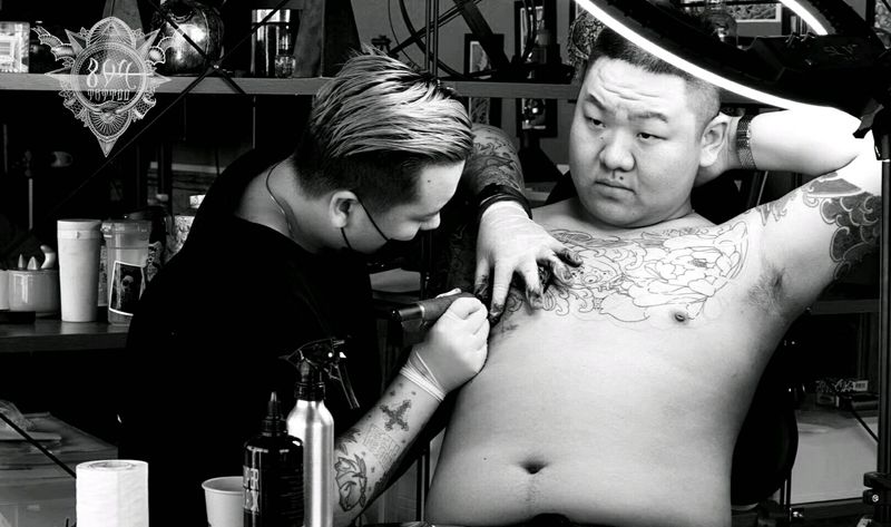 鲤鱼牡丹纹身图片_胸部老传统纹身图案