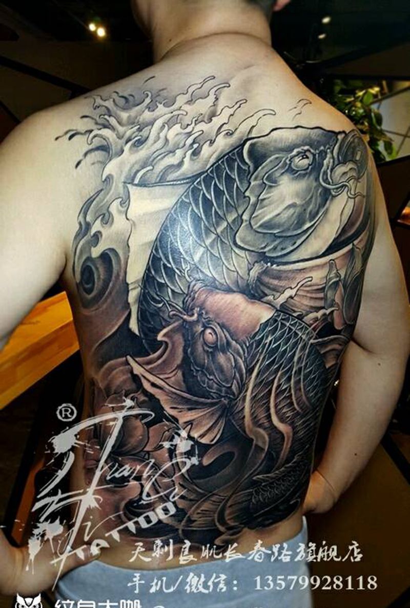 满背鱼纹身图片