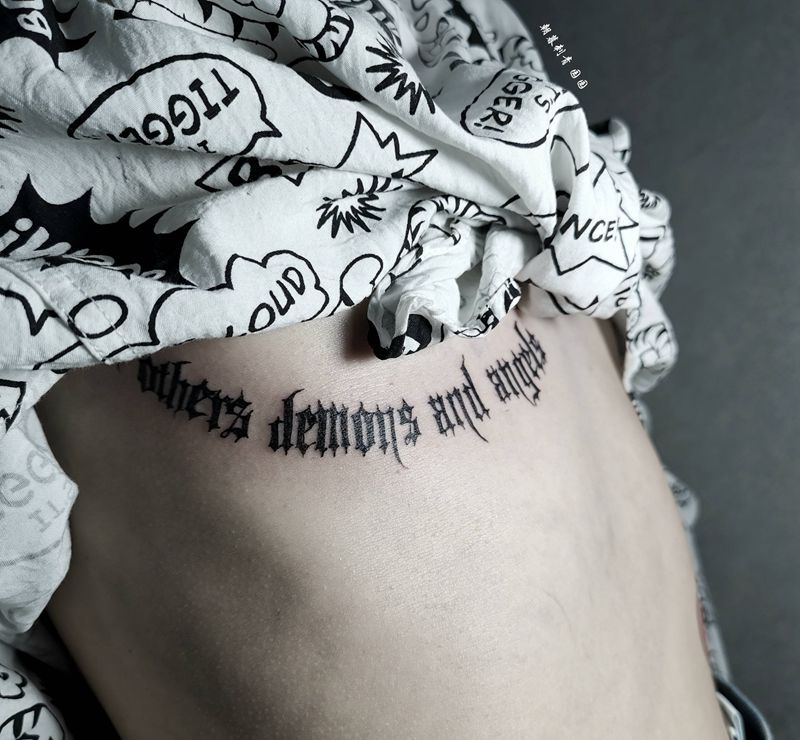 哥特字体纹身图片_胸部Old School纹身图案