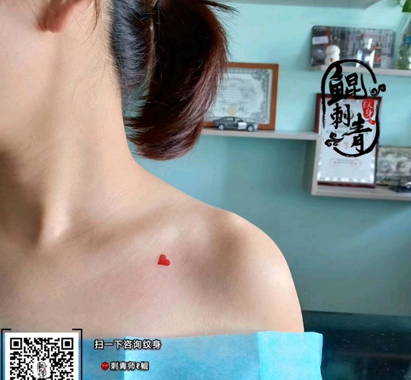 ❤️纹身图片_胸部水彩图腾纹身图案