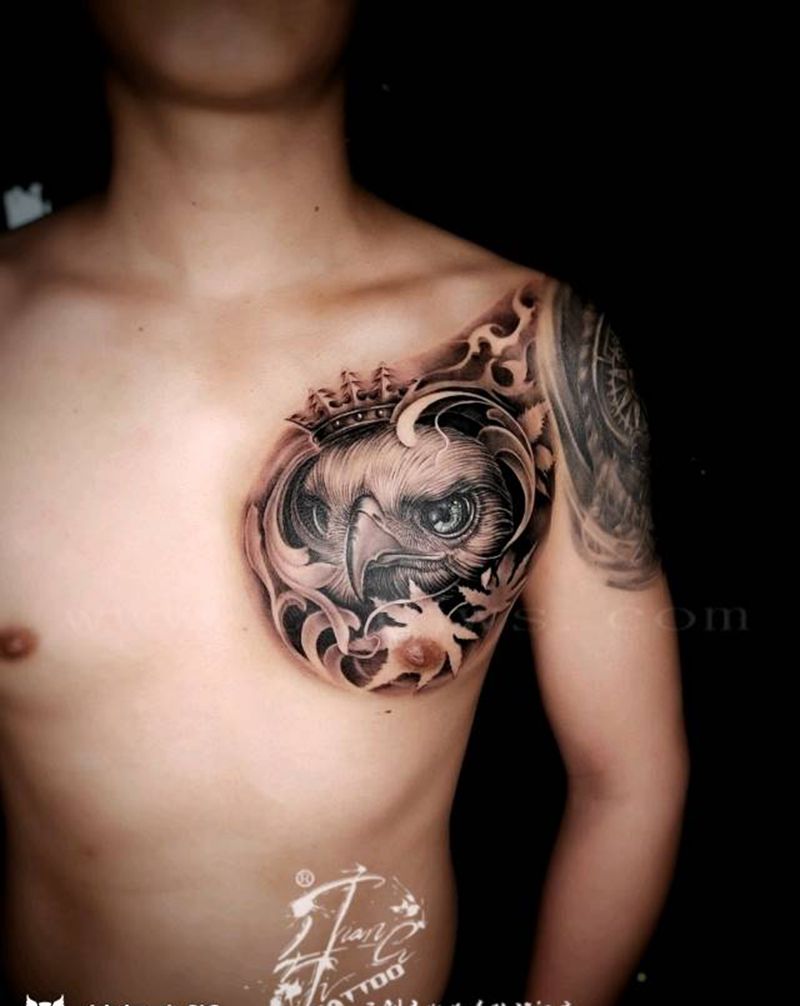 鹰纹身图片_胸部欧美写实鹰纹身图案