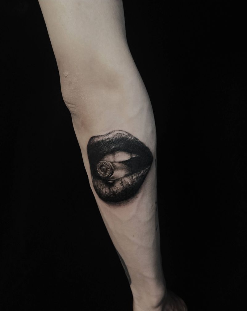 嘴唇子弹纹身图片_手臂欧美写实纹身图案