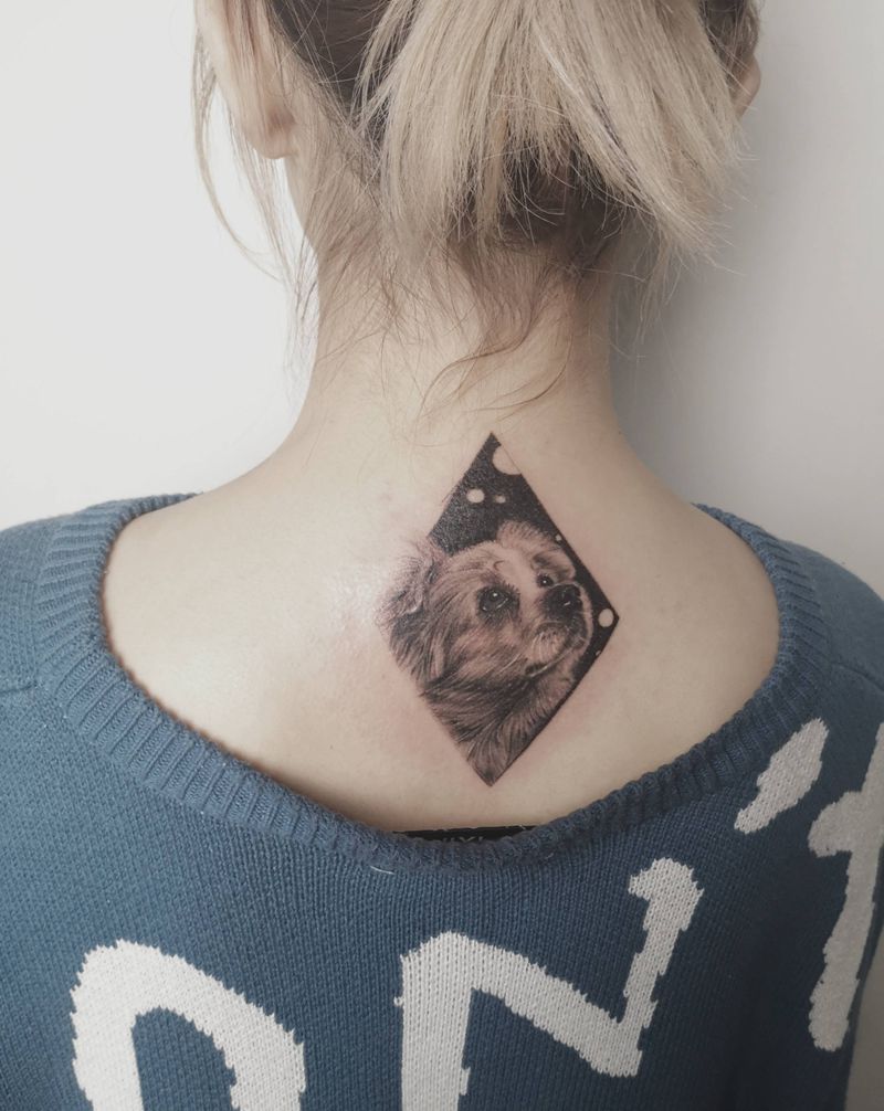 狗子肖像纹身图片_背部写实肖像纹身图案