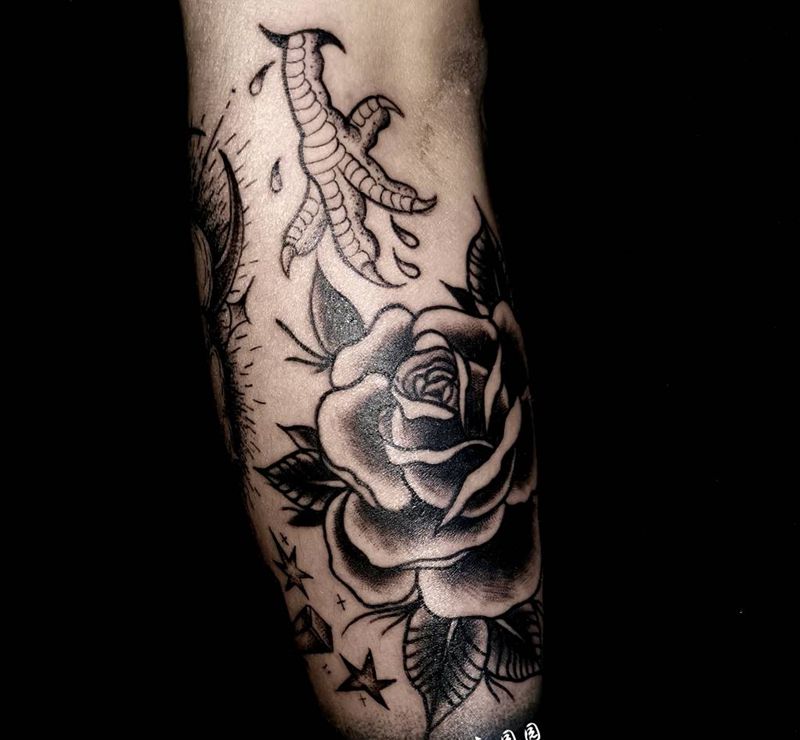 拼接花臂纹身图片_手臂Old SchoolNew School云花纹身图案