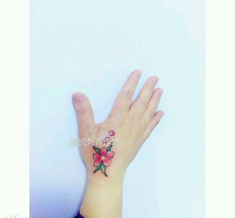 樱花纹身图片_手部植物成品纹身图案